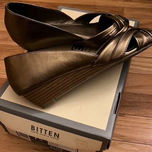 Bitten by Sarah Jessica Parker metallic braided peep toe shoe sz 7.5 with box - Picture 6 of 6